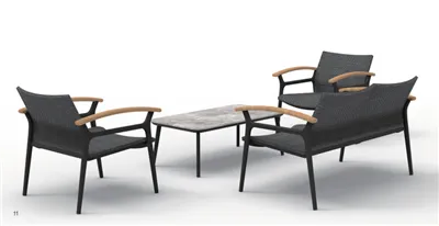 Dolaze li uz aluminijske klasične sofe i stolić?